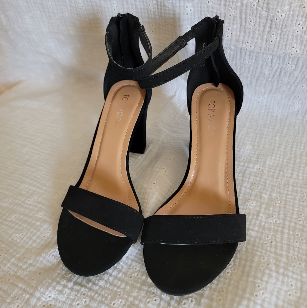 (NWT) Black Top Moda Heels